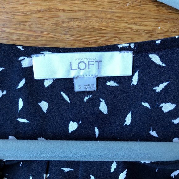 Ann Taylor LOFT Blouse, Black with 3/4 Sleeves, Pretty Pattern, Size Small - Picture 6 of 7